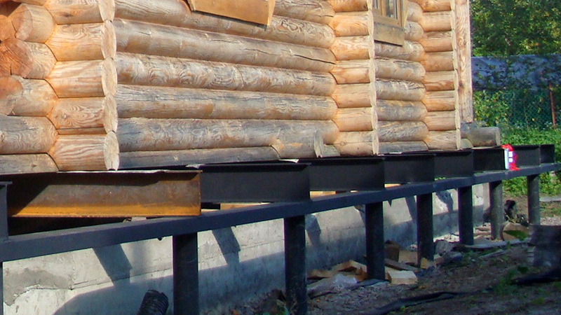 Подъем деревянного дома со всеми предосторожностями