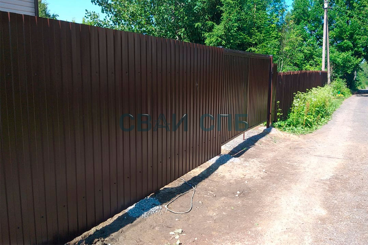 Забор из профлиста с распашными воротами и калиткой в СНТ Юбилейное