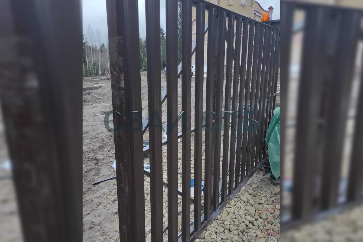 Монтаж откатных ворот и калитки из металлического штакетника в поселке городского типа Дружная горка.
