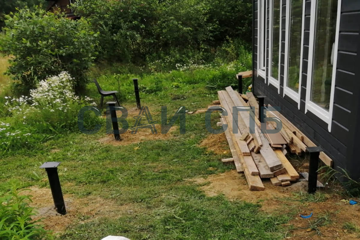Монтаж свайно-винтового фундамента для строительства террасы в деревне Снегиревка