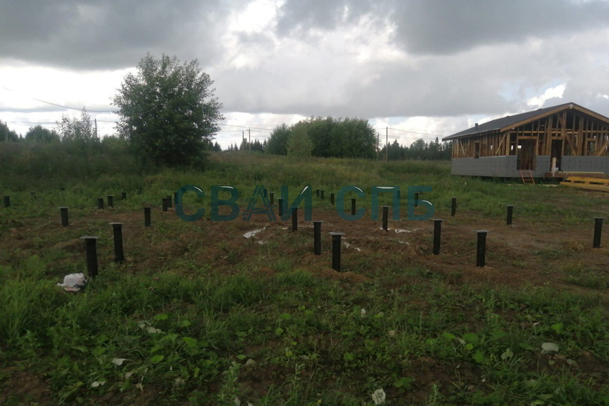 Фундамент на винтовых сваях для строительства загородного дома в коттеджном поселке Новосельцево