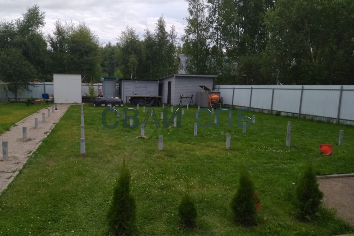 Монтаж свайно-винтового фундамента для строительства загородного дома в поселке Запорожское