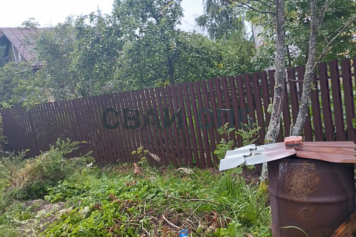 Монтаж распашных ворот, калитки и забора из металлического штакетника в поселке Синявино