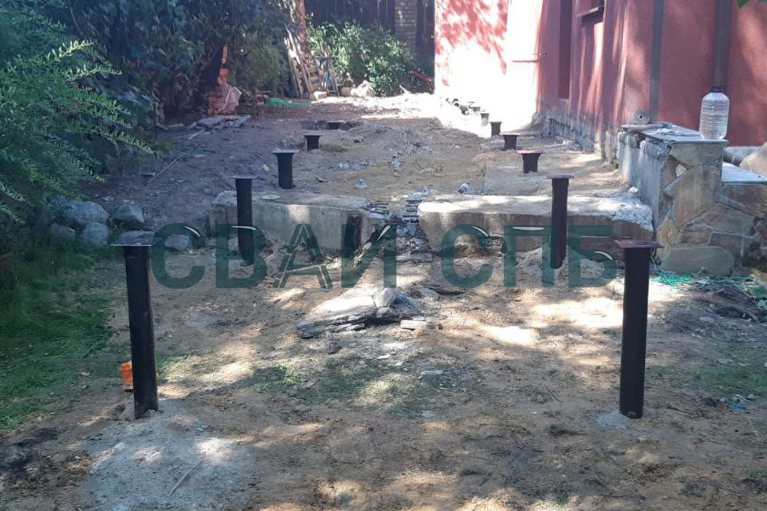 Монтаж свайно-винтового фундамента для строительства террасы на дачном участке в деревне Вирки