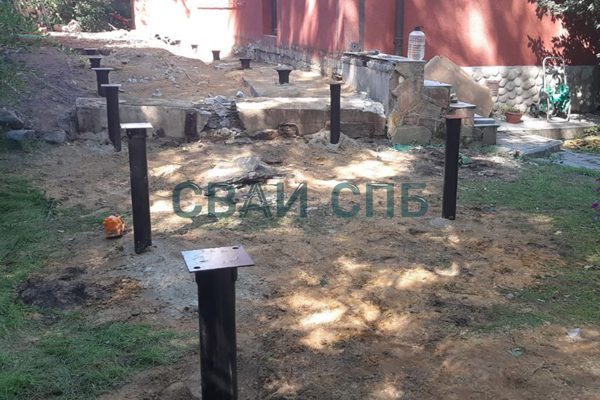 Монтаж свайно-винтового фундамента для строительства террасы на дачном участке в деревне Вирки