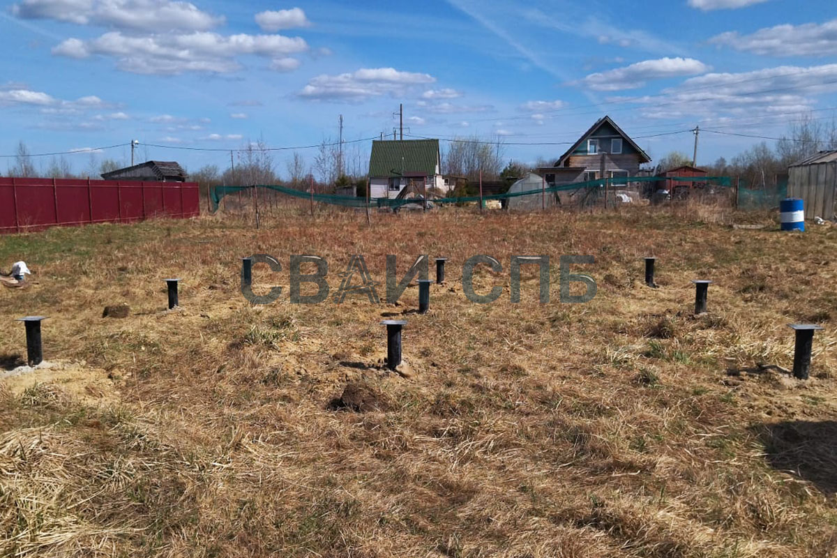 Монтаж фундамента для дома на винтовых сваях на загородном участке в поселке Кобралово