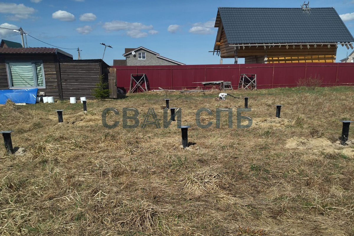 Монтаж фундамента для дома на винтовых сваях на загородном участке в поселке Кобралово