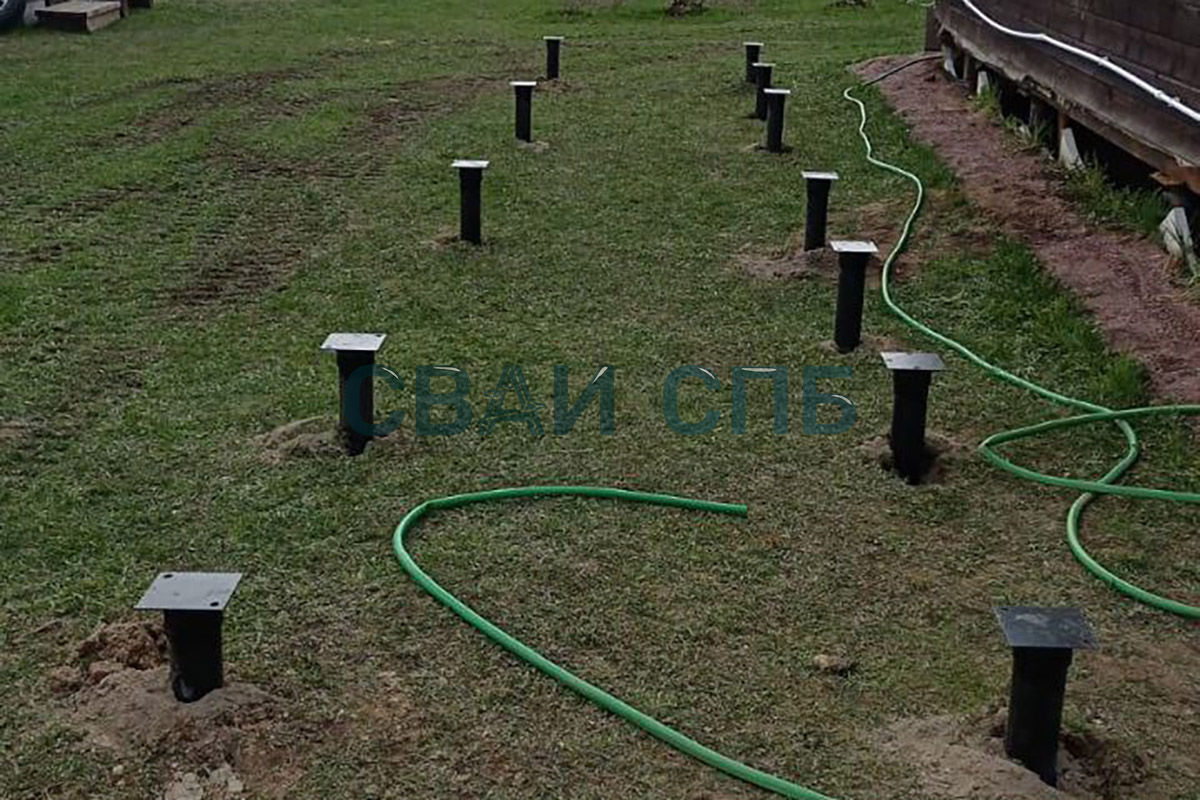 Монтаж фундамента на винтовых сваях для строительства теплицы на загородном участке в поселке Белоостров