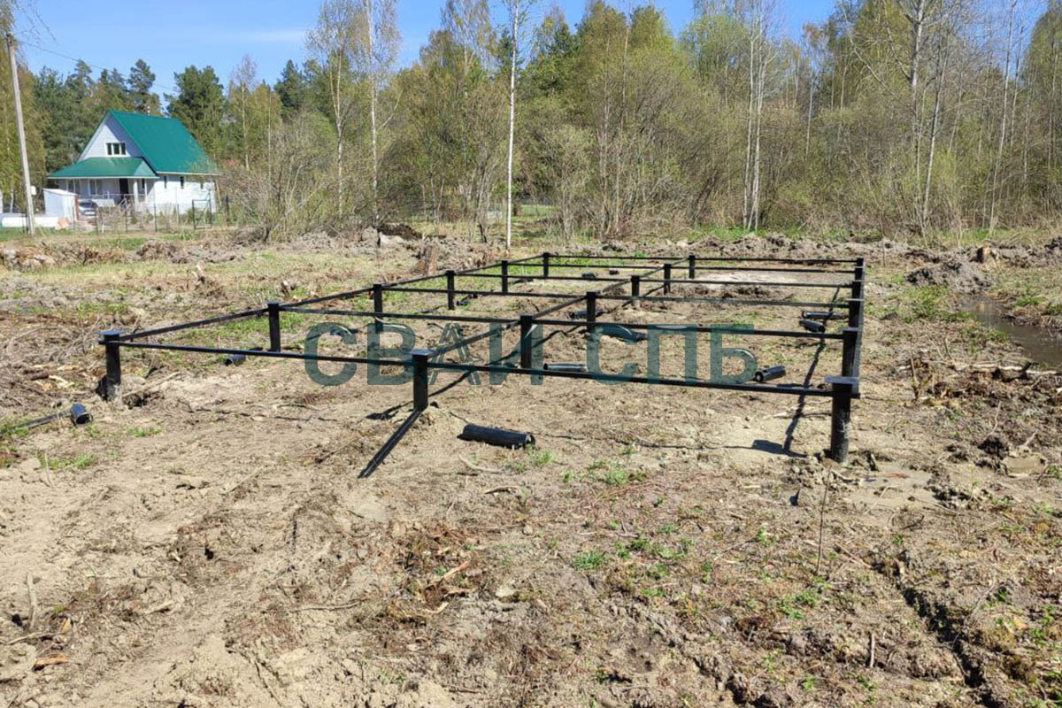Фундамент на винтовых сваях для строительства частного дома на загородном участке в поселке Беличье