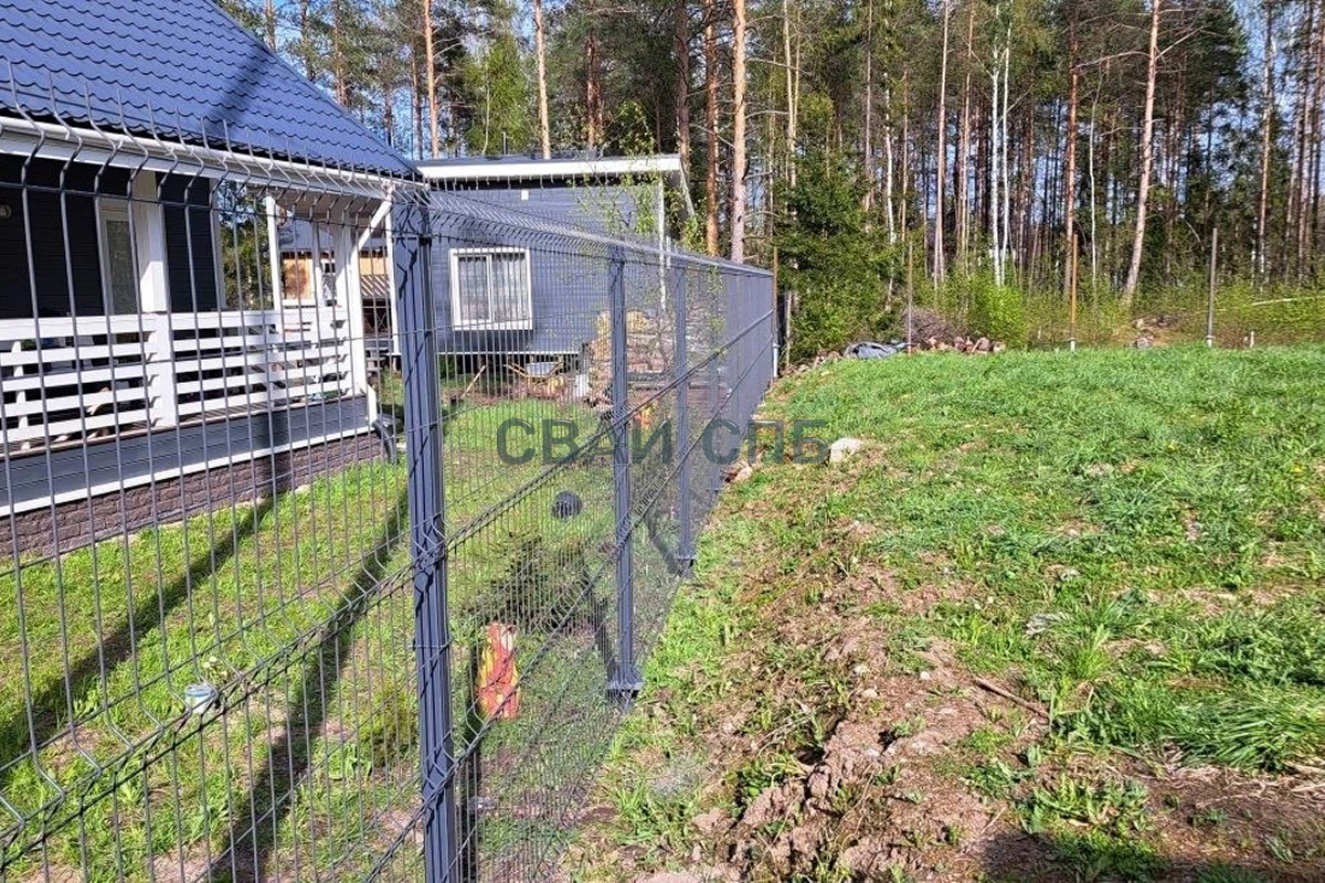 Забор из профлиста и сетки Гиттер в СОСН «Раздолье» Всеволожского района