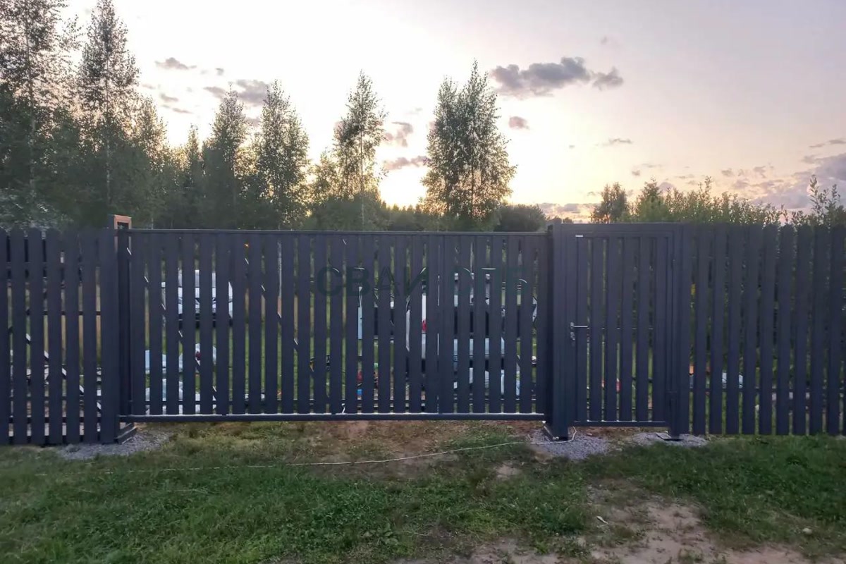 Забор из металлического штакетника в посёлке Ковалёво